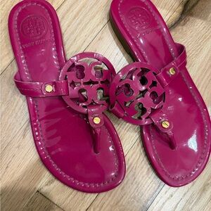 Tory Burch Patent Logo Thong Sandals in Fuchsia